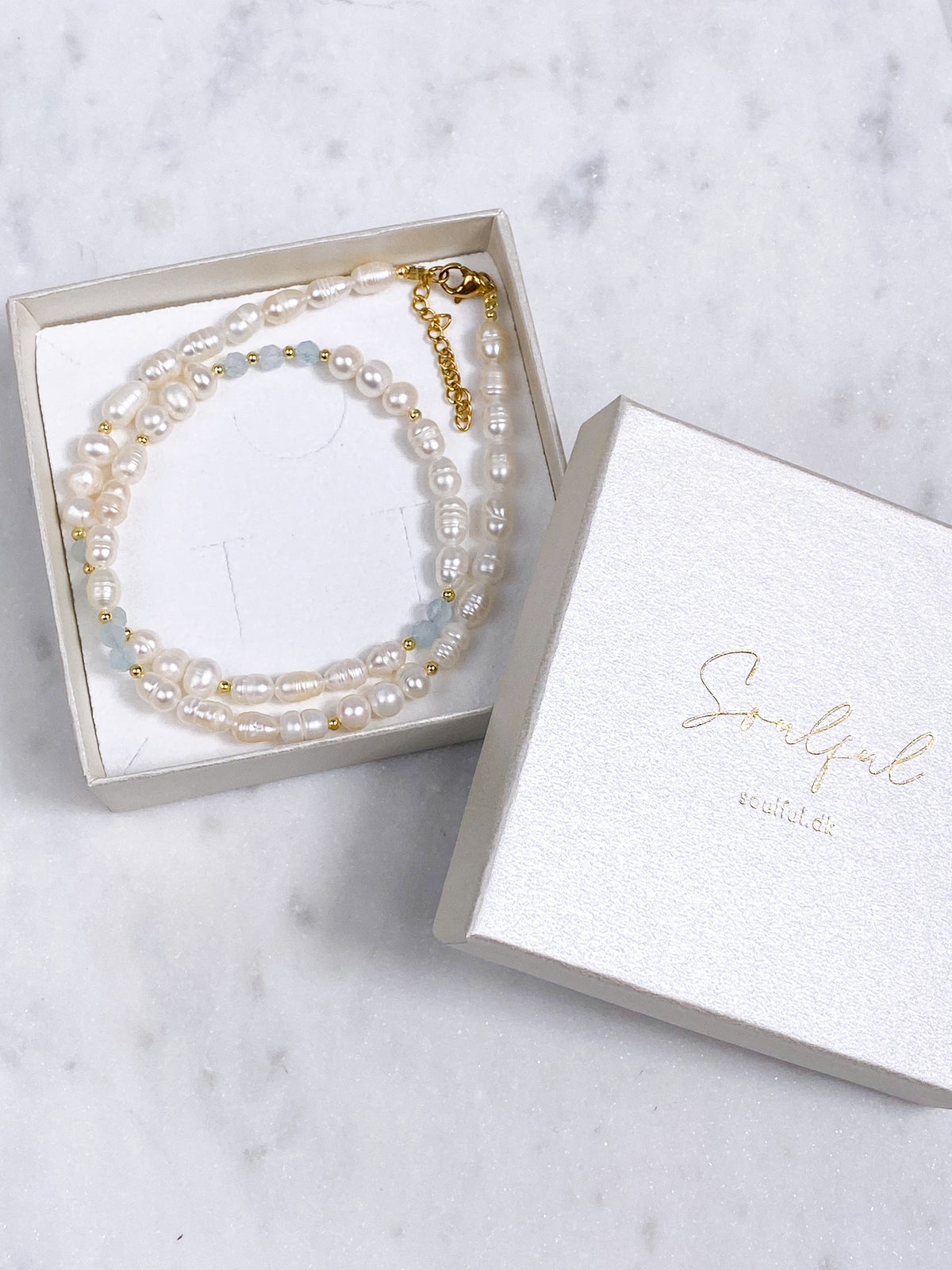 Halsband med akvamarinfasett och sötvattenspärlor