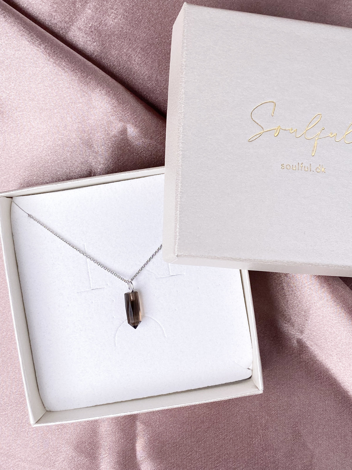 Halsband med rökkvartsspik