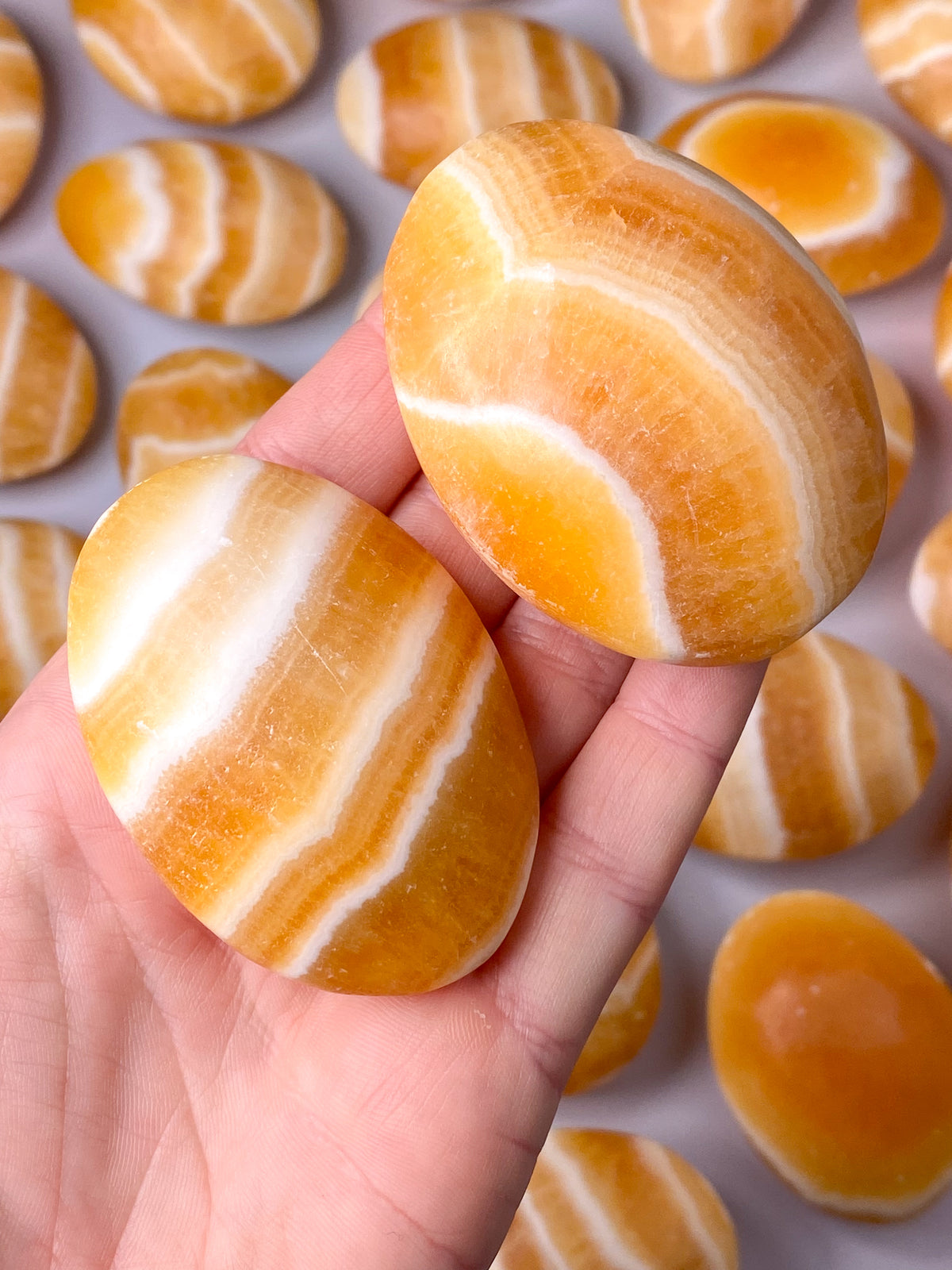 Orange kalcitpalmsten med band