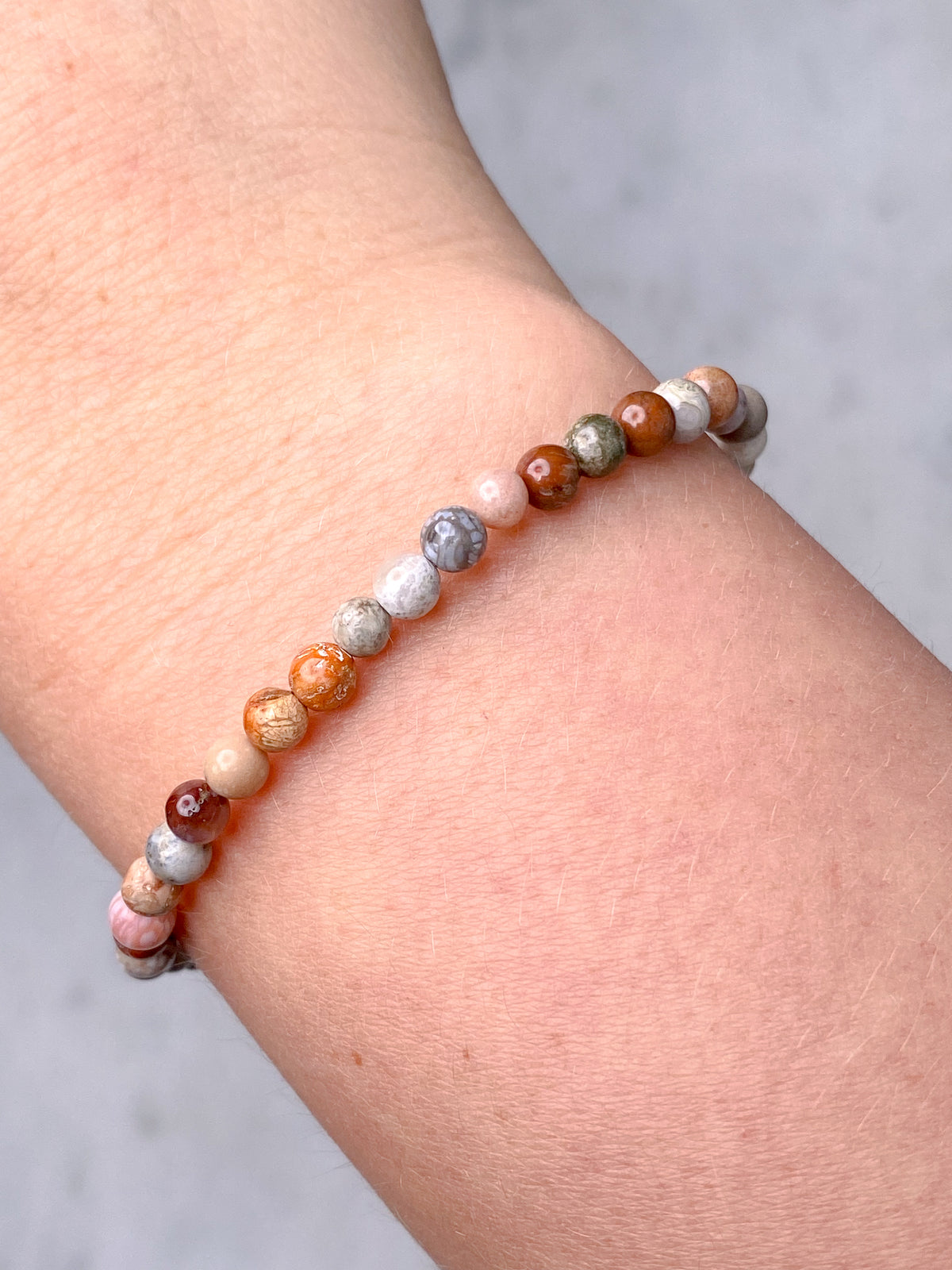 Armband med korallfossil