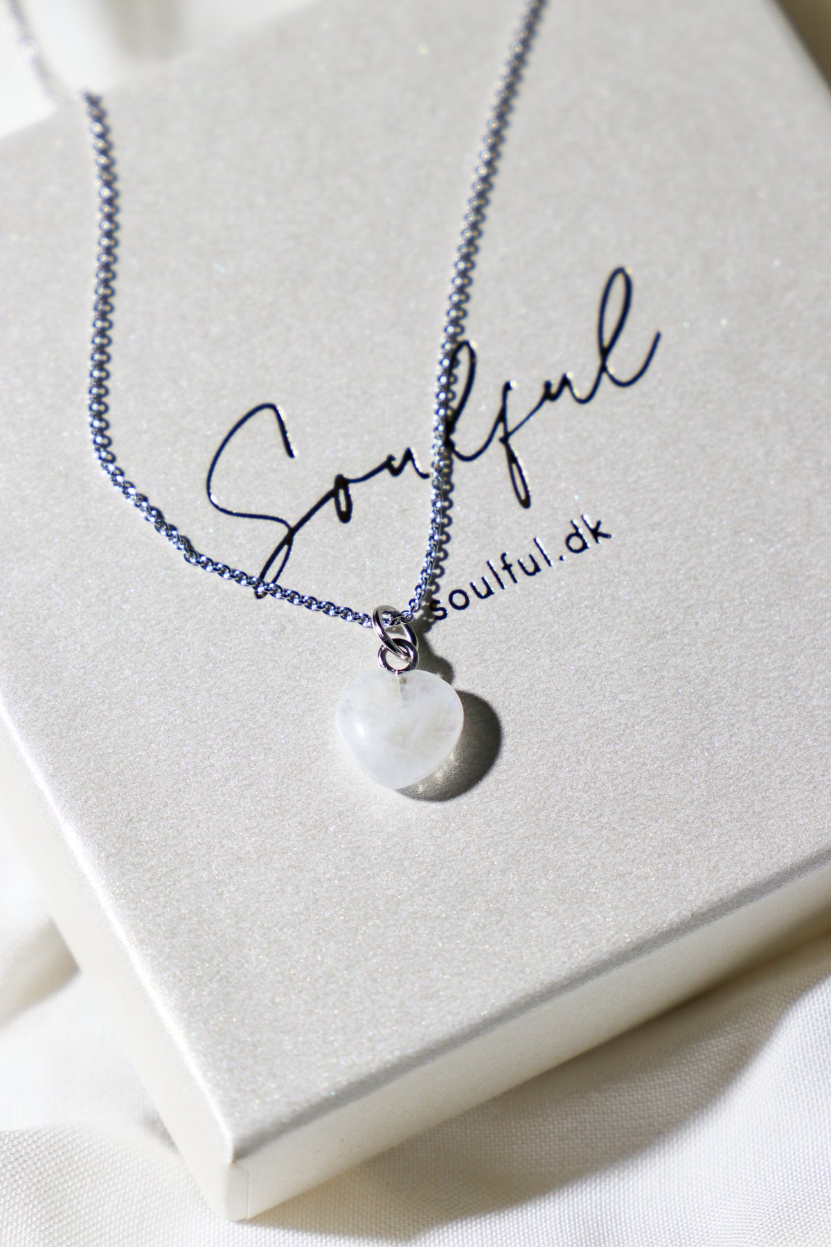 Halsband med petit hjärta i blått kalcedon