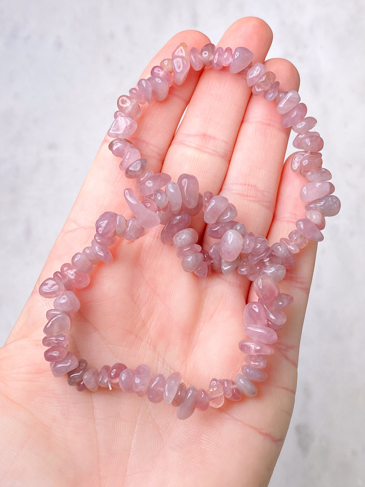 Armband med lavendelrosenkvartsflisor