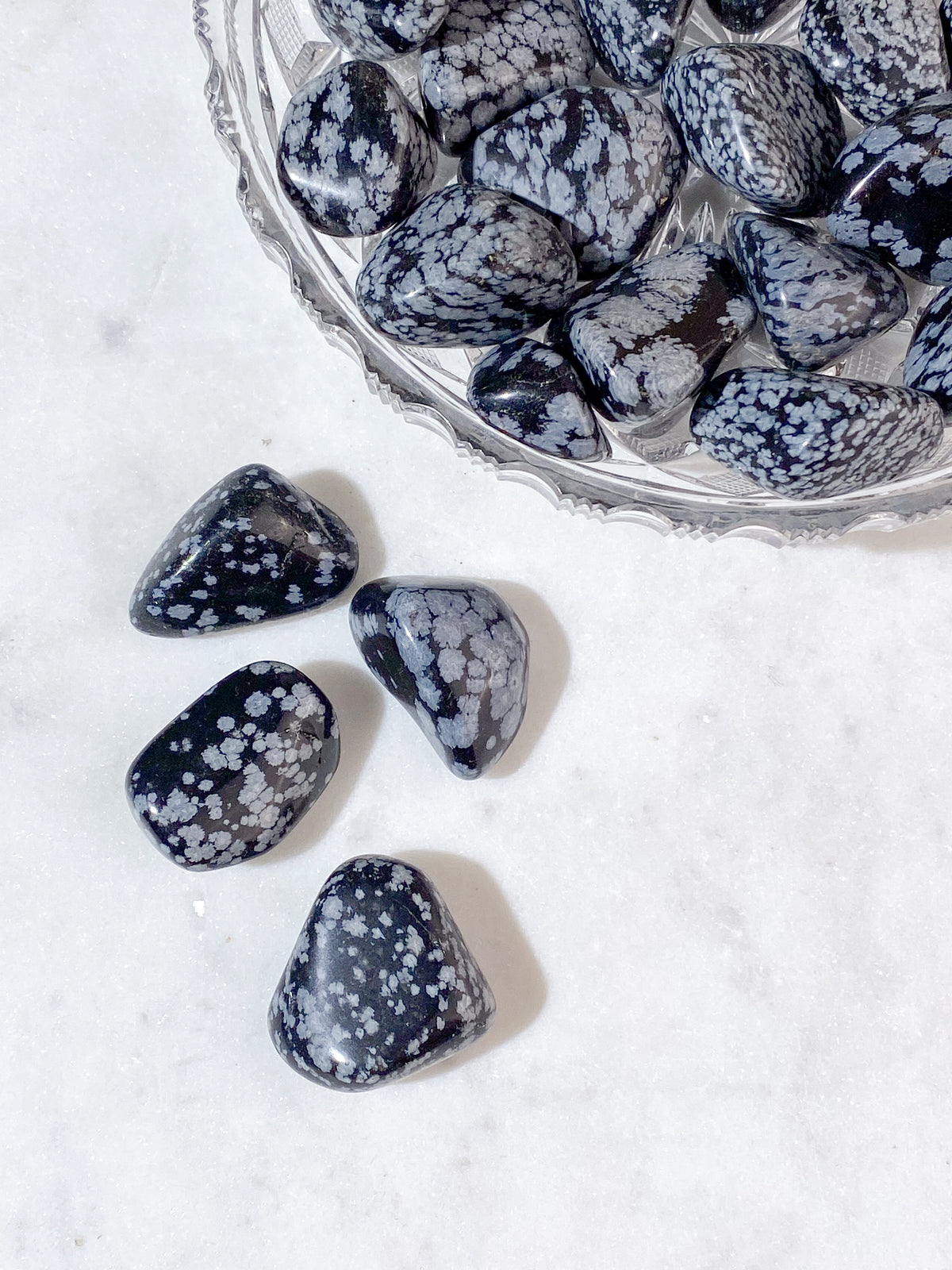 Snöflingor obsidian polerad