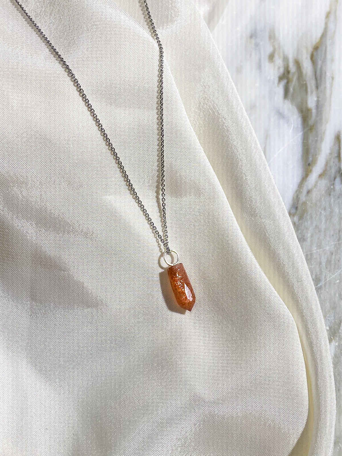 Halsband med solstensspik