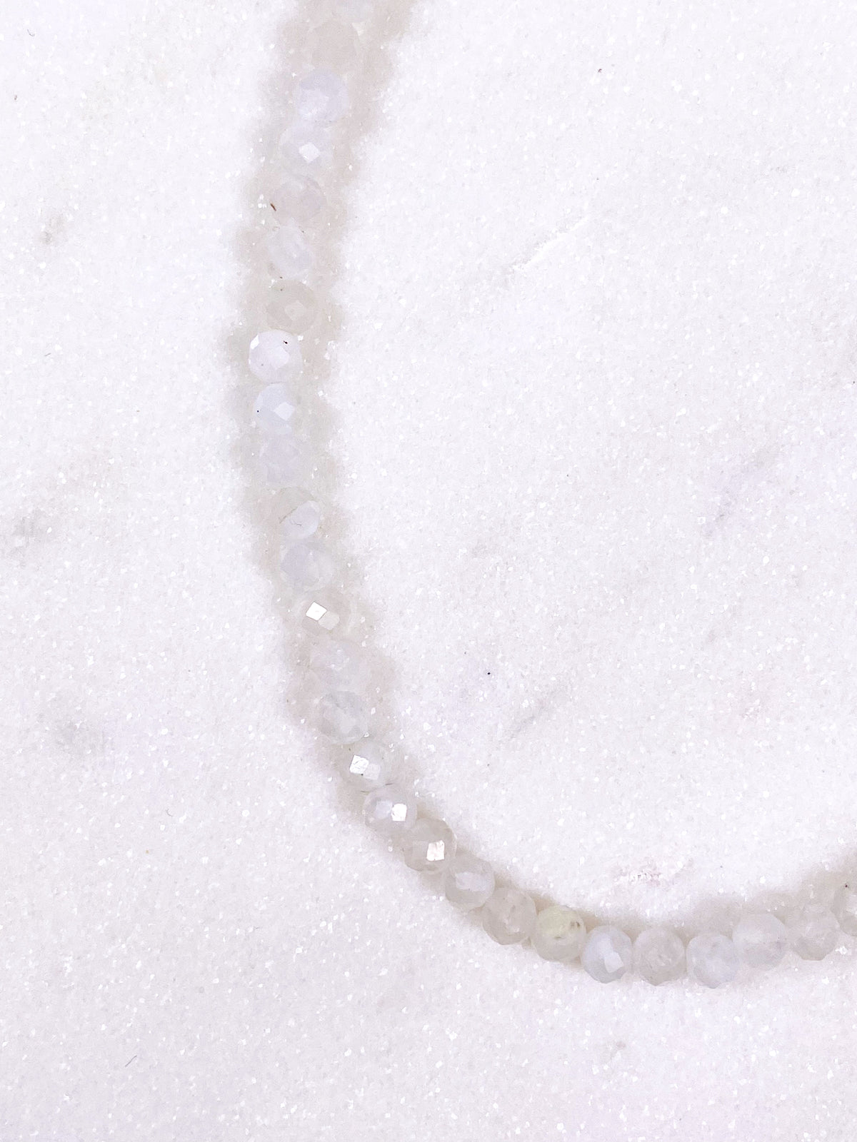 Halsband med fasetterad regnbågsmånesten