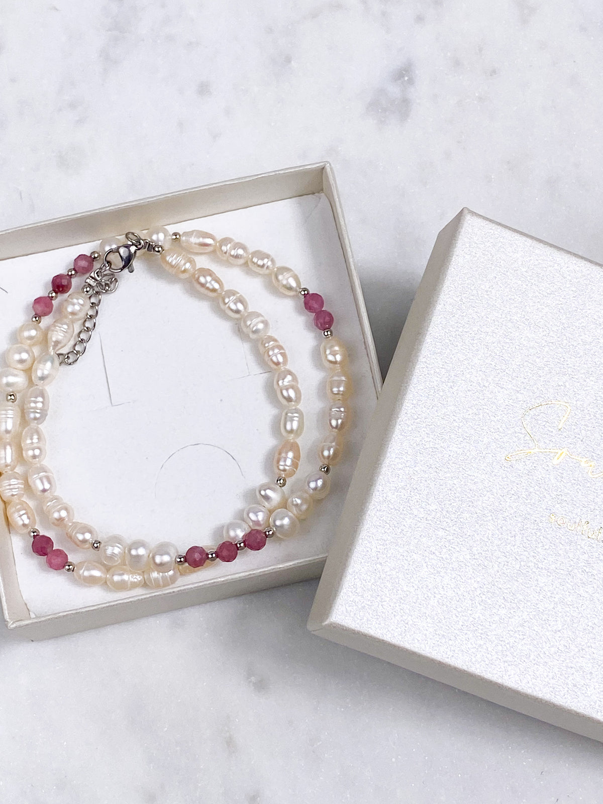 Halsband med rosa turmalin och sötvattenspärlor