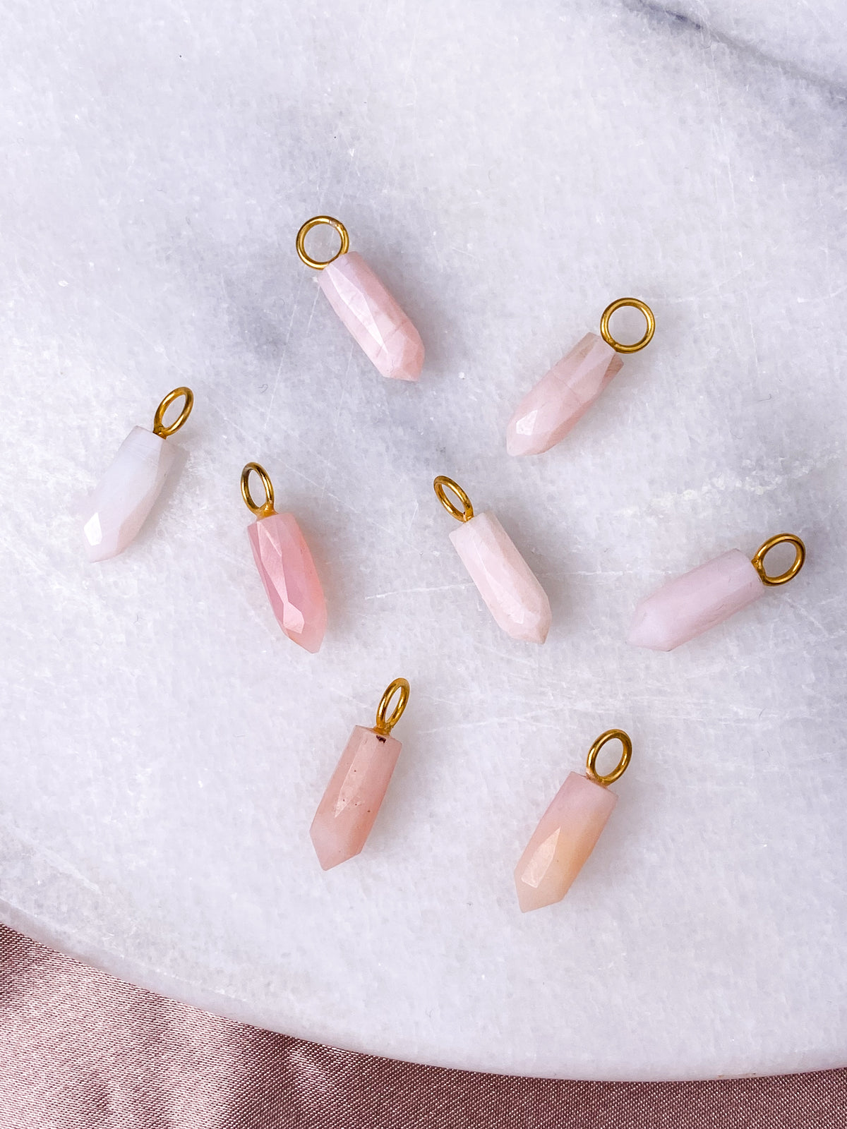 Halsband med rosa opalspik