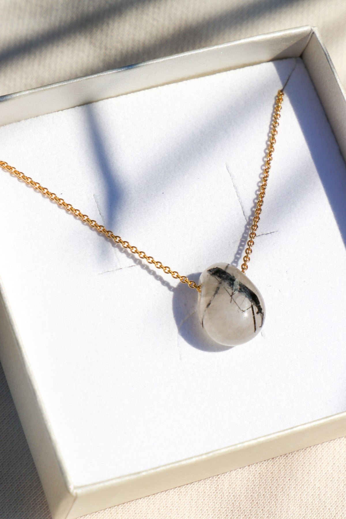 Litet halsband med turmalinkvartsdroppar