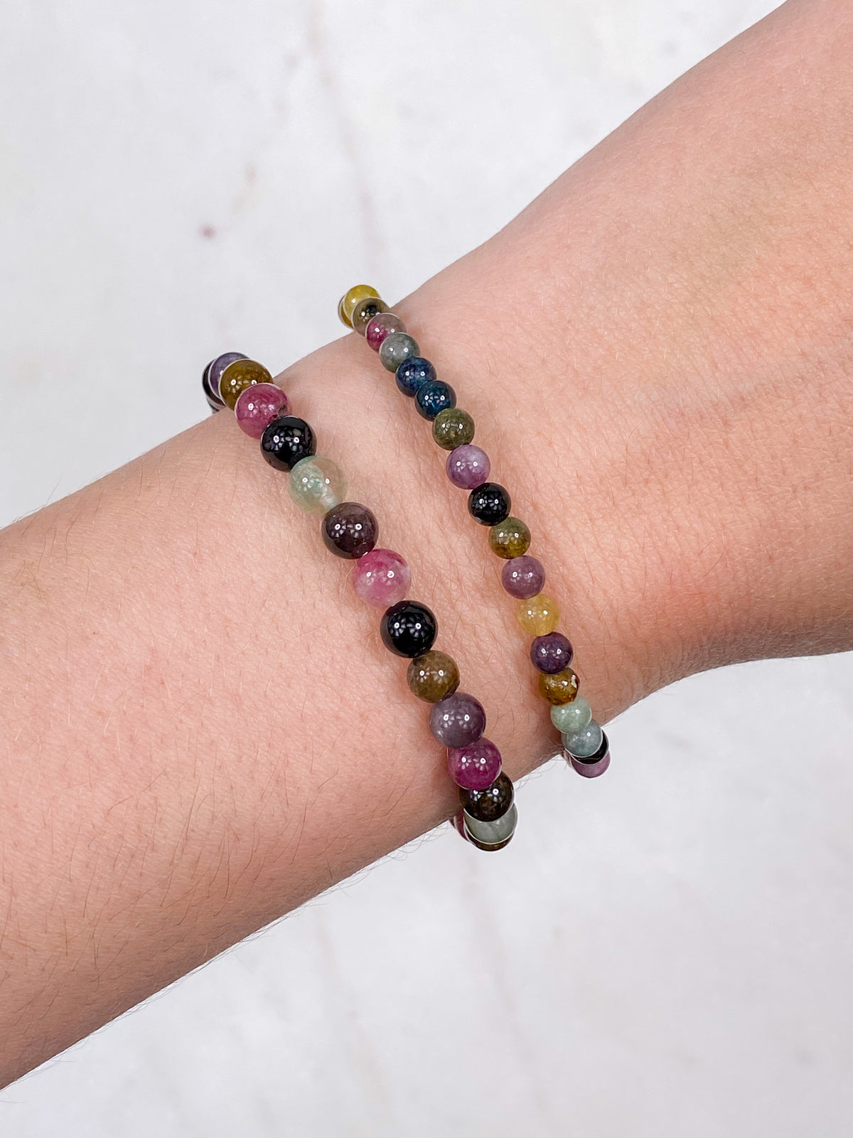 Armband med regnbågsturmalin