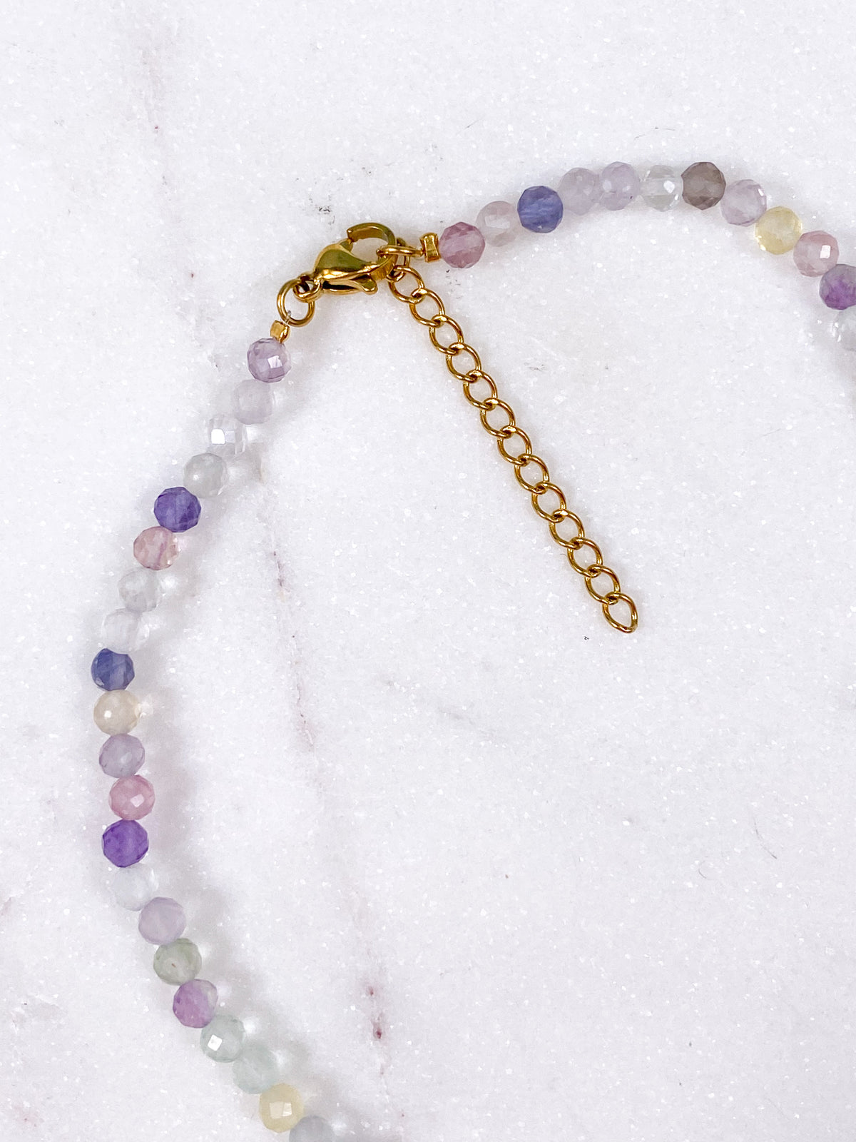 Halsband med fasetterat regnbågsfluorit