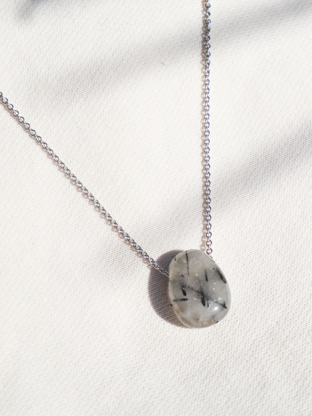 Litet halsband med turmalinkvartsdroppar