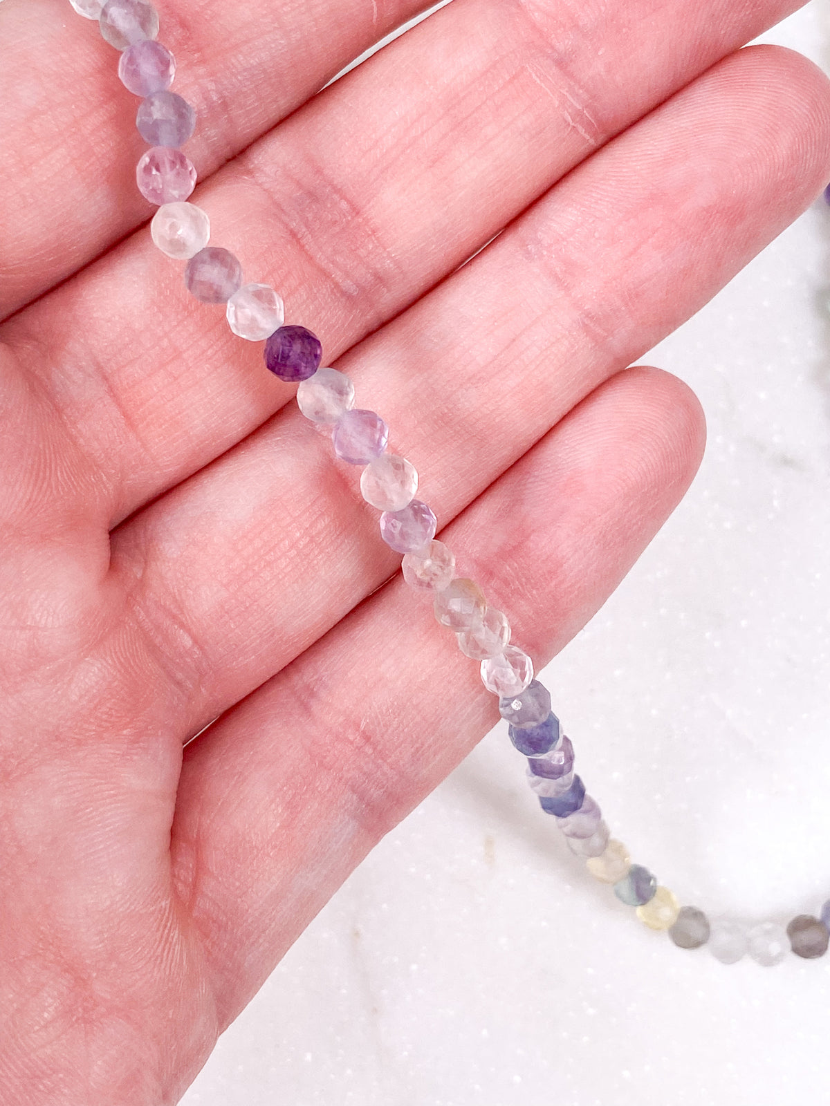 Halsband med fasetterat regnbågsfluorit