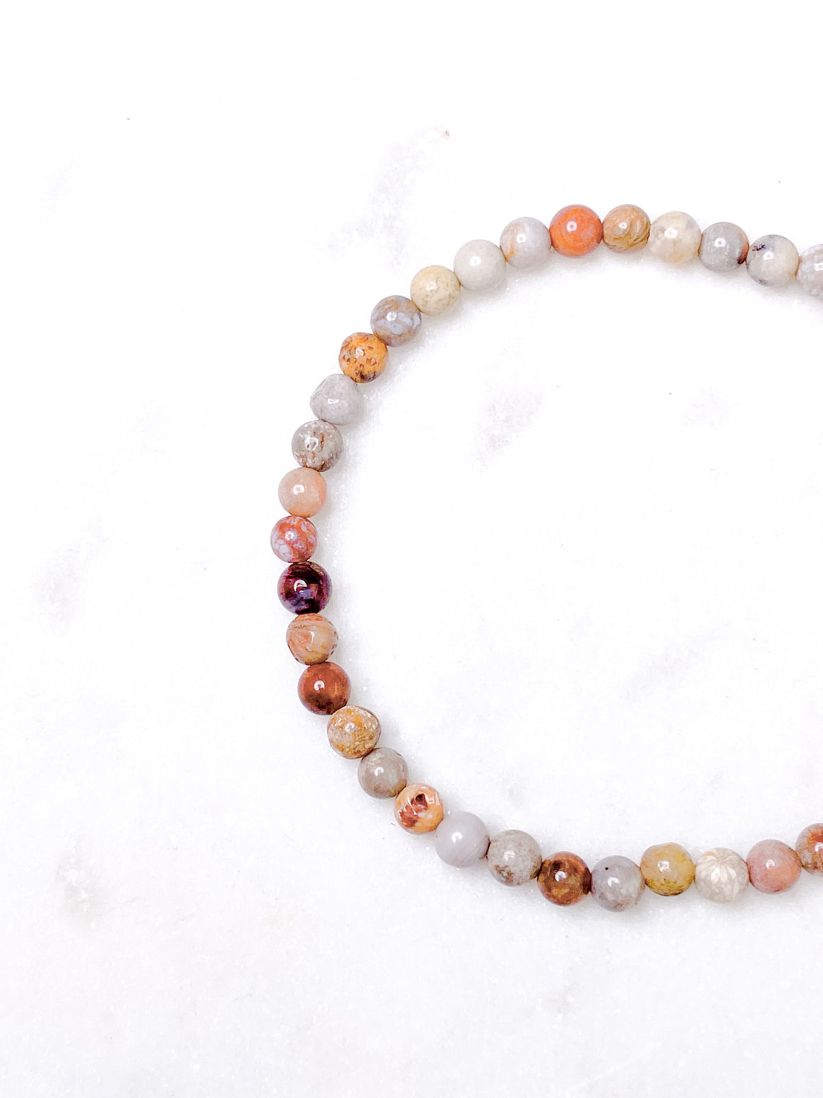 Armband med korallfossil