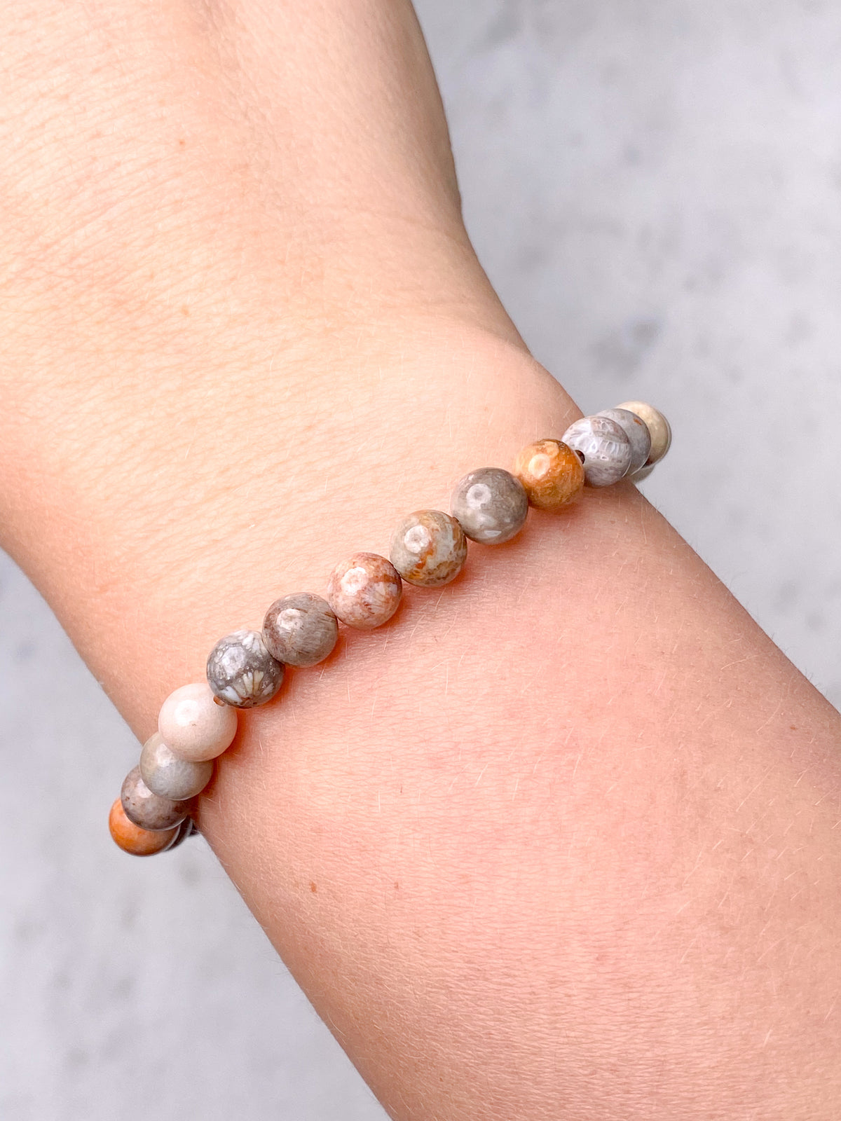 Armband med korallfossil