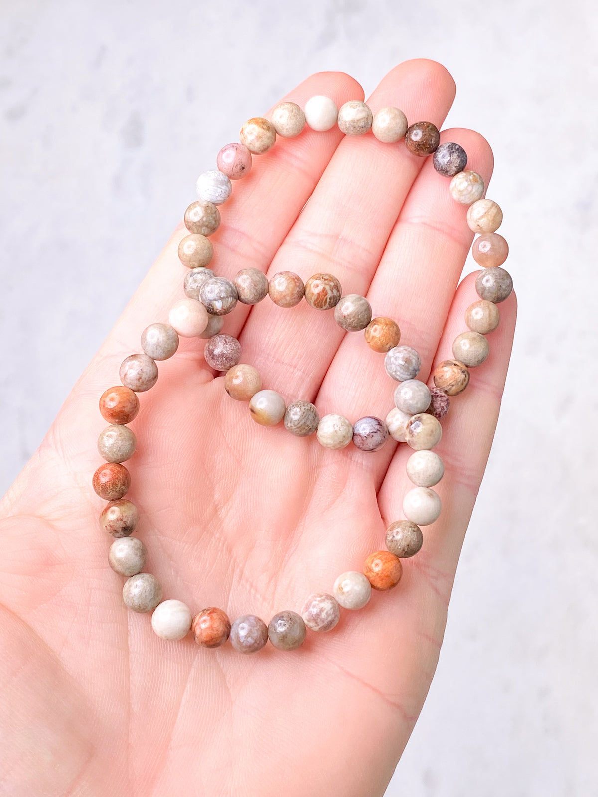 Armband med korallfossil