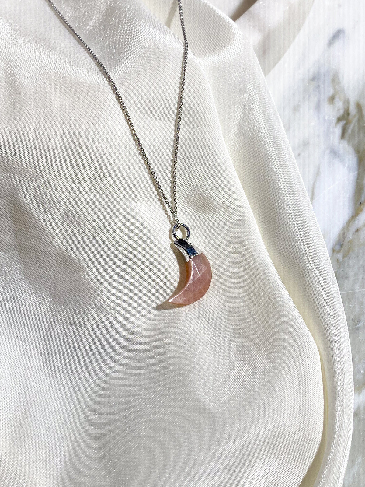 Peach Moonstone Moon Facet Halsband (18k guldpläterad)