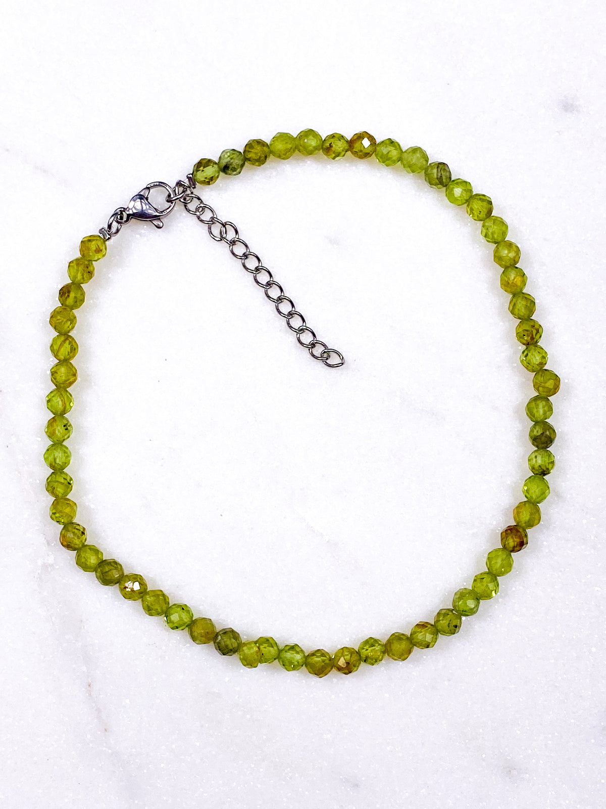 Peridot fasetterad fotlänk