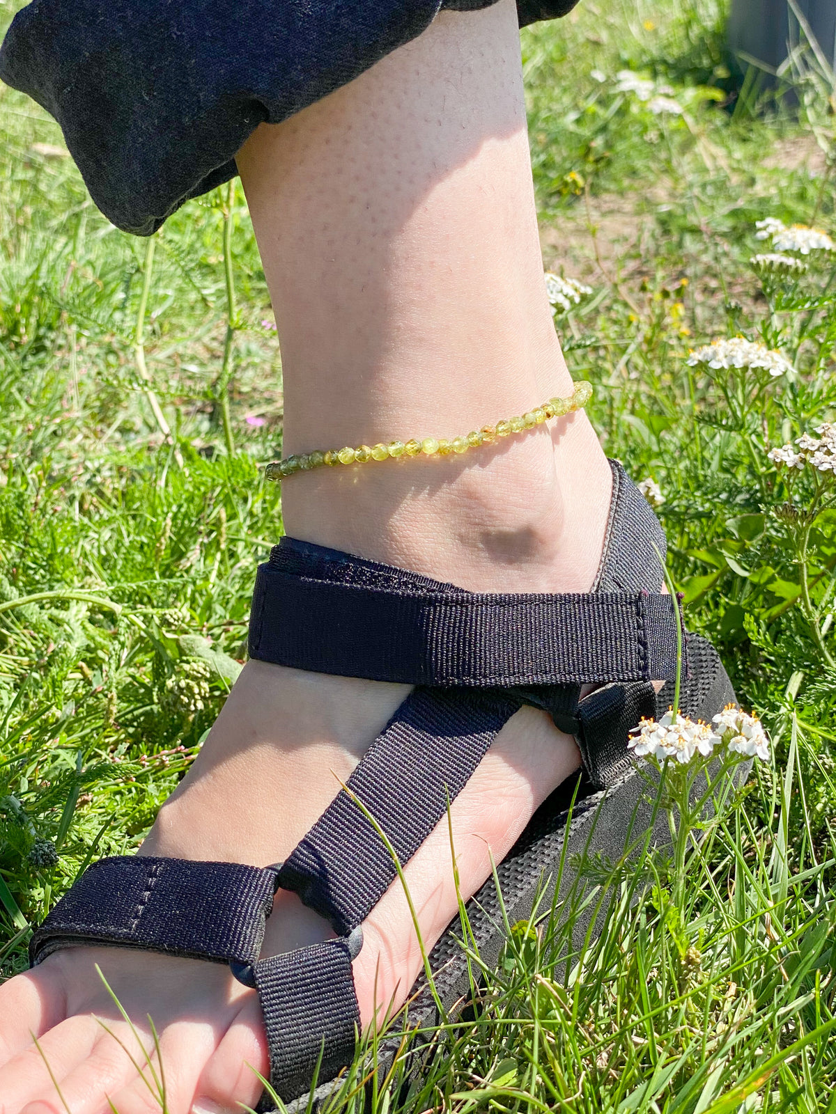 Peridot fasetterad fotlänk