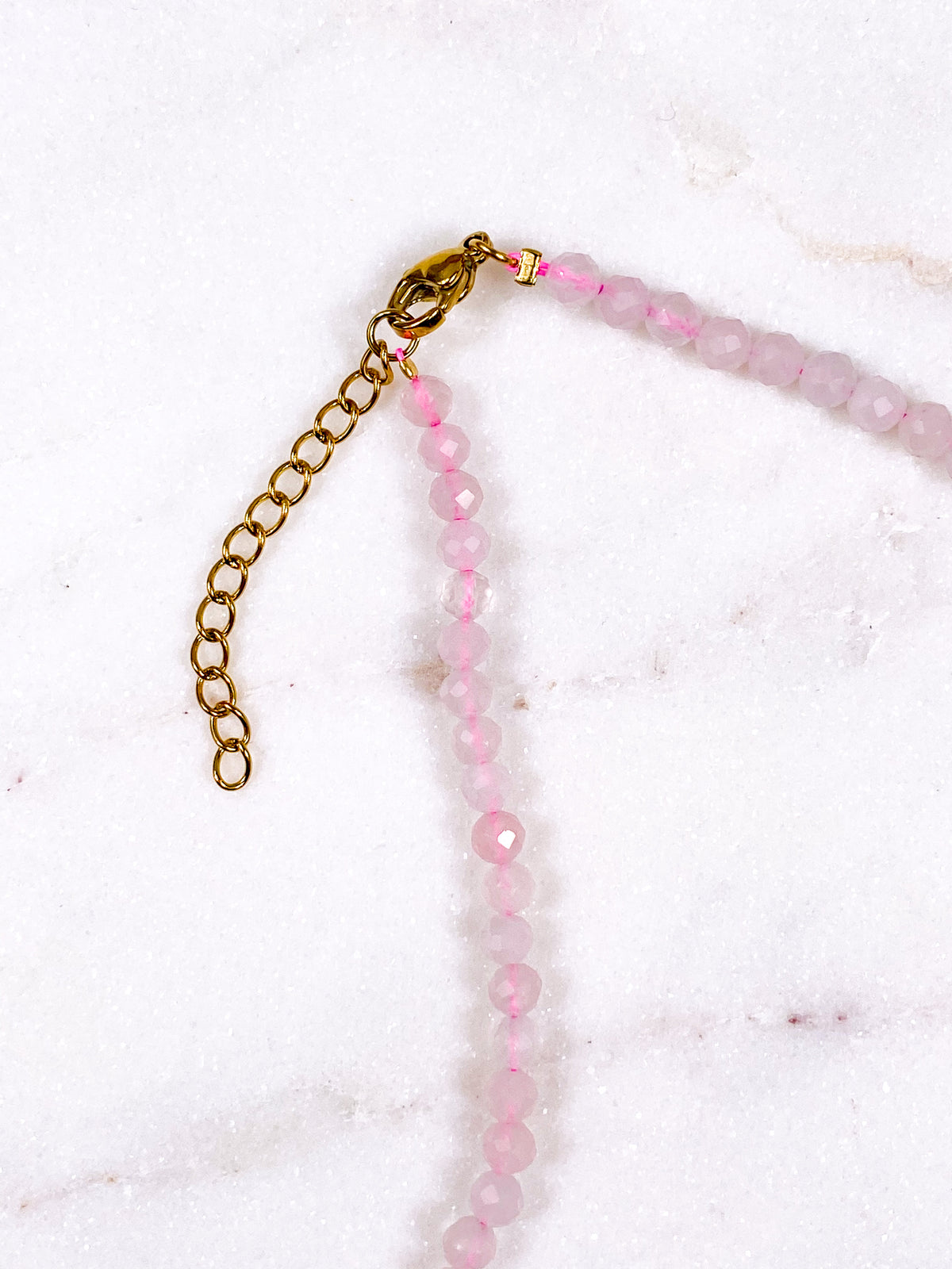 Halsband med fasett i rosenkvarts 